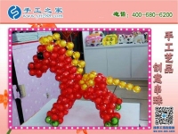 婆媳一起做手工活加工，一起說(shuō)說(shuō)笑笑把錢(qián)掙