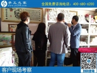 4月26日，農(nóng)村手工活加工項目、純手工活外發(fā)加工，返鄉(xiāng)農(nóng)民工的創(chuàng)業(yè)好項目就在勵志珠珠繡，手工之家接待考察合作加工客戶剪影
