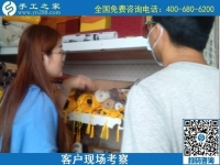 8月23日，這個(gè)純手工活外發(fā)加工項(xiàng)目也能做代理，很多人在這里實(shí)現(xiàn)了就業(yè)創(chuàng)業(yè)夢(mèng)想，手工之家接待考察加工客戶(hù)剪影