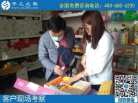 10月20日，手工活加工項(xiàng)目，在家做手工活掙錢，珠繡手工活負(fù)責(zé)郵寄到家還一直提供，手工之家接待考察合作加工客戶剪影