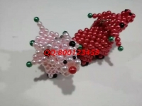 7月1日，傳承非遺傳統(tǒng)手工，勵志珠珠繡手工是正規(guī)拿回家做的手工活，常年有活兒，圖為加工人員寄回的珠繡串珠飾品實拍