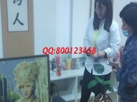 下班后的好兼職，做珠繡手工活掙錢的她帶著同事一起干