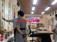 8月23日，材料有保障，拿回家做的手工活，在家做手工活掙錢選非遺手工勵(lì)志珠珠繡是有道理的，圖為手工之家接待考察加工人員剪影