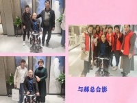 10月14日，手工活拿回家做，想接正規(guī)廠家的手工活，選擇非遺項目勵志珠珠繡的人很多，圖為手工之家歷次優(yōu)秀繡娘培訓(xùn)會部分參訓(xùn)人員與郝總合影