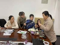 串珠外包加工手工活在零工經(jīng)濟(jì)中發(fā)揮重要作用，讓許多人居家受益