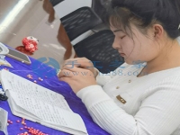 3月2日，帶回家做的手工活，珠繡串珠代加工手工活是手工之家外發(fā)加工的手工活項目，圖為加工人員來手工之家現(xiàn)場學(xué)習(xí)手工技能剪影