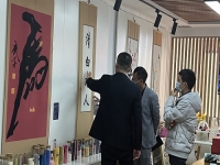 3月23日，想接正規(guī)廠家的手工活，純手工活外發(fā)加工項(xiàng)目，十多年的手工之家有非遺傳統(tǒng)手工珠繡，圖為手工之家接待考察合作加工客戶剪影