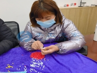 在家串串珠子就能賺錢，這個(gè)手工活串珠加工項(xiàng)目很靠譜