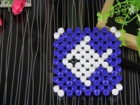 3月27日，年輕人也喜歡在家工作，把手工活拿回家做，手工之家會(huì)提供成品參考和驗(yàn)收標(biāo)準(zhǔn)，圖為勵(lì)志珠珠繡串珠手工產(chǎn)品剪影