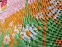 既能陪伴孩子又能賺錢，多虧正規(guī)寄料彩珠繡手工活