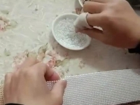 農(nóng)閑更賺錢，剛忙完麥?zhǔn)?，又忙起彩珠繡加工來……